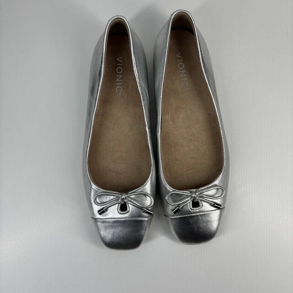 Vionic Silver Flats with Bow Detail 8.5 wide - Picture 7 of 16